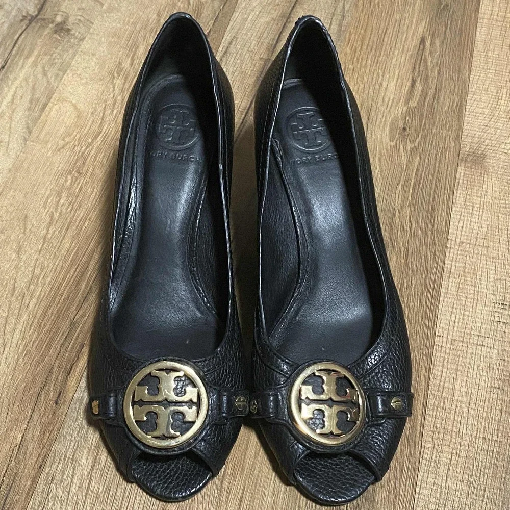 Tory Burch Black Leather Peep Toe Wedge Heels‎ Gold Logo Size 9M